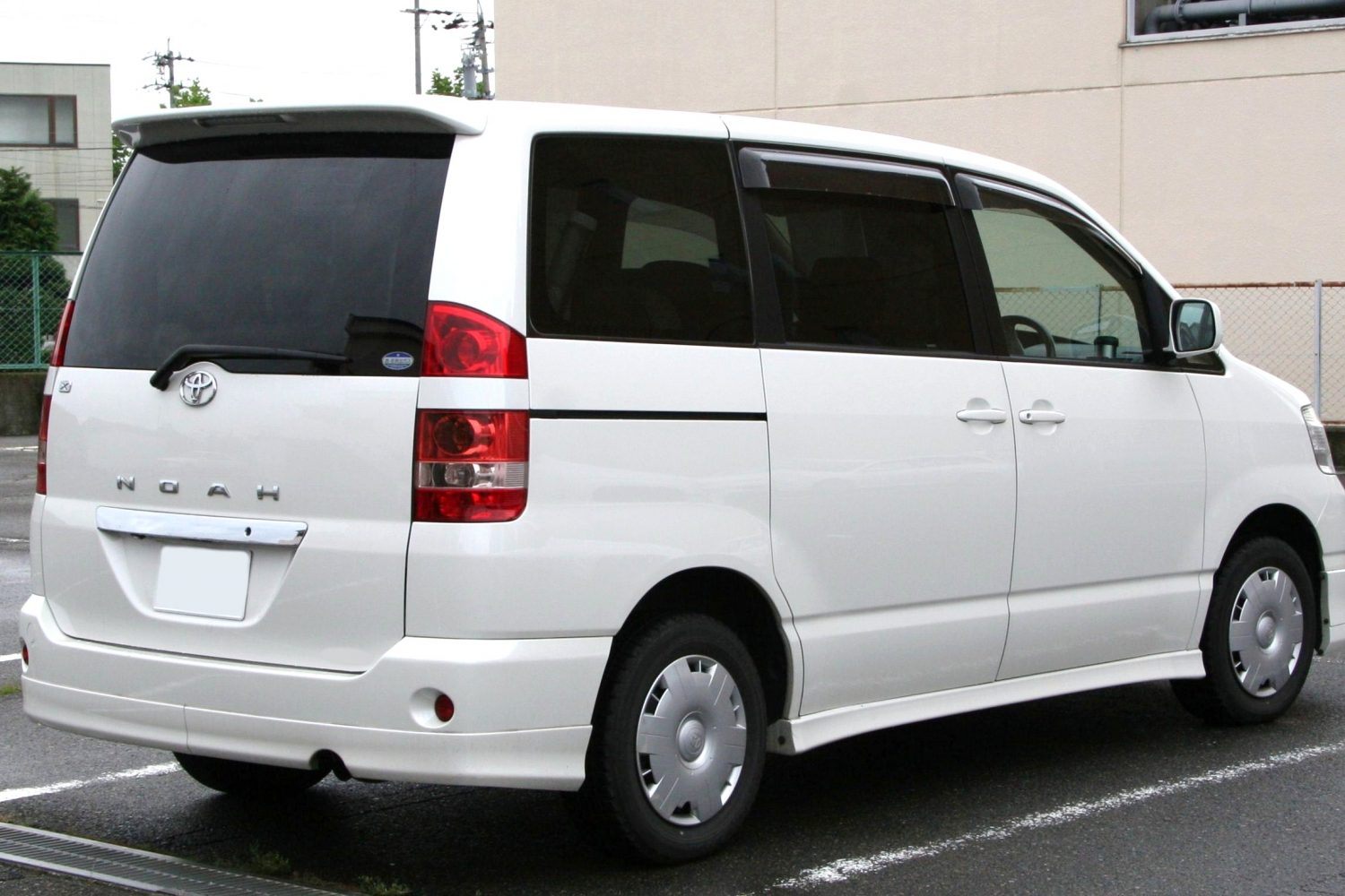 2001 2004 Toyota Noah rear