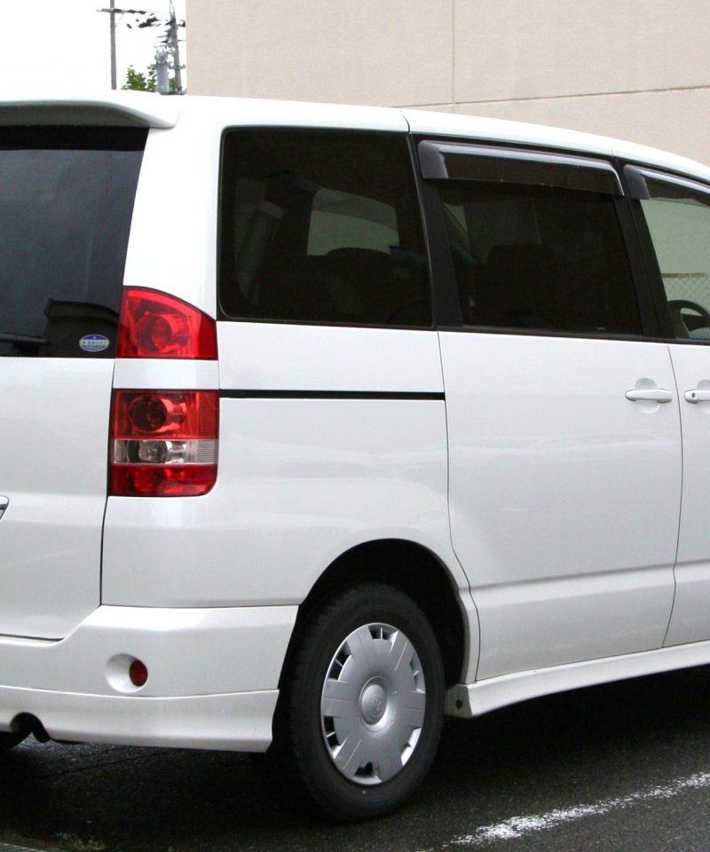 2001 2004 Toyota Noah rear
