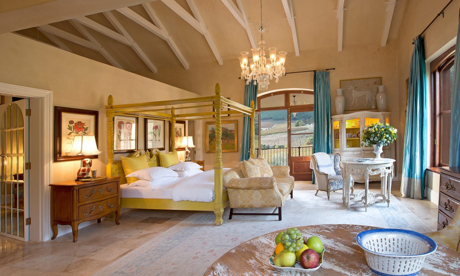 Luxurious Suite at La Residence 1600x900