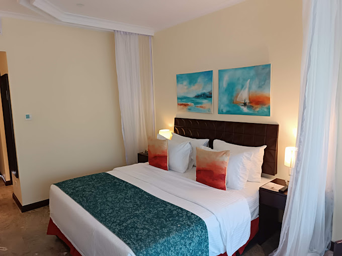 SAROVA WHITESANDS